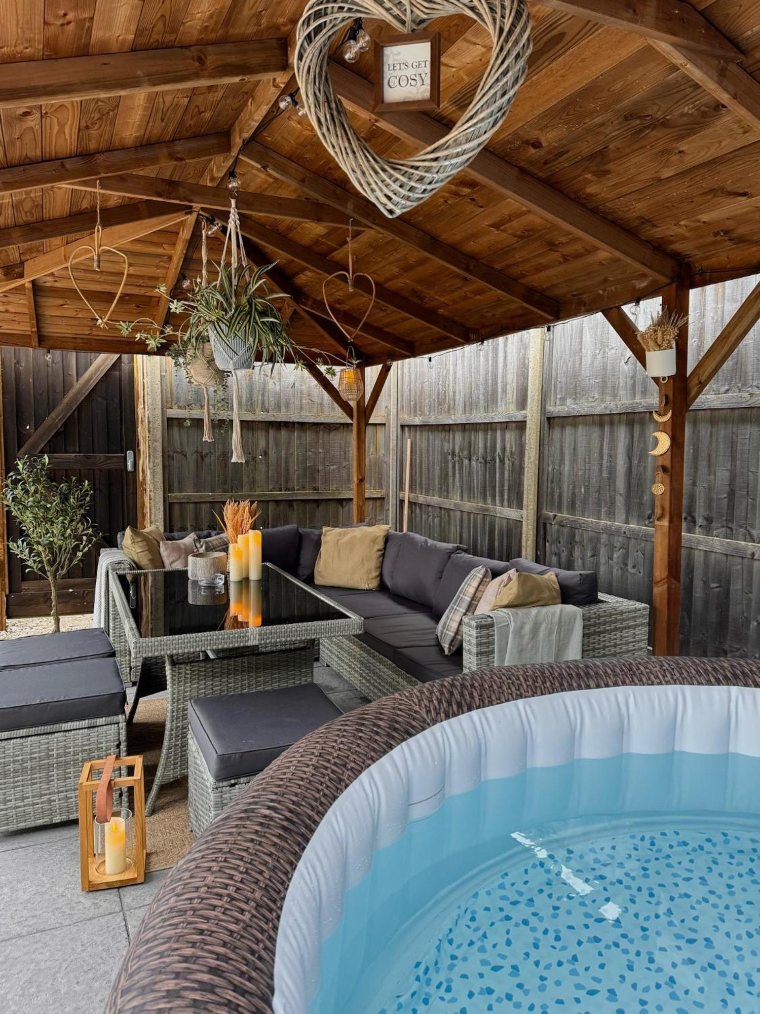 Вилла Barn With Hot Tub Goff's Oak Экстерьер фото