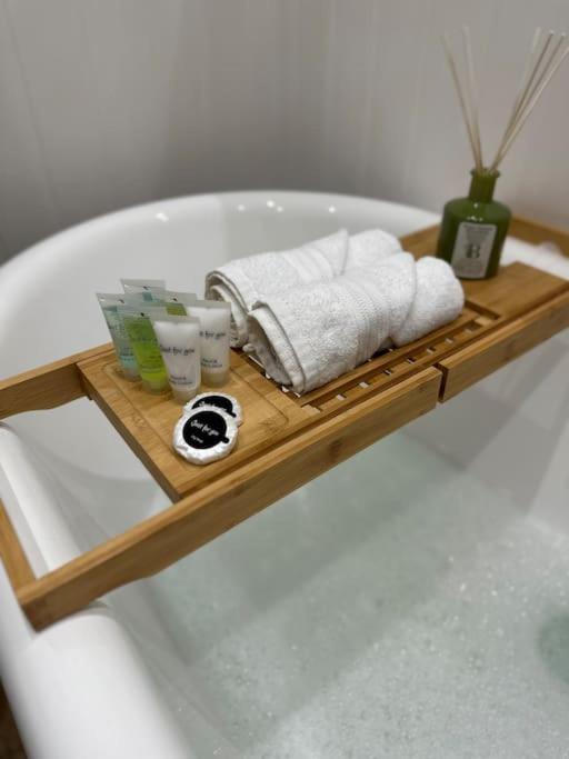Вилла Barn With Hot Tub Goff's Oak Экстерьер фото