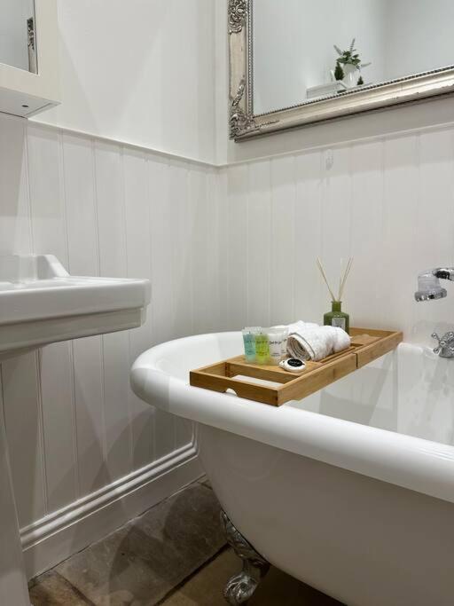 Вилла Barn With Hot Tub Goff's Oak Экстерьер фото