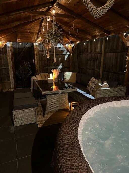 Вилла Barn With Hot Tub Goff's Oak Экстерьер фото